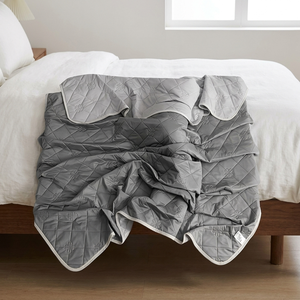 ITERPUB::cold-fleurlys-9152280461486::07-variant-dark-gray-summer-quilt