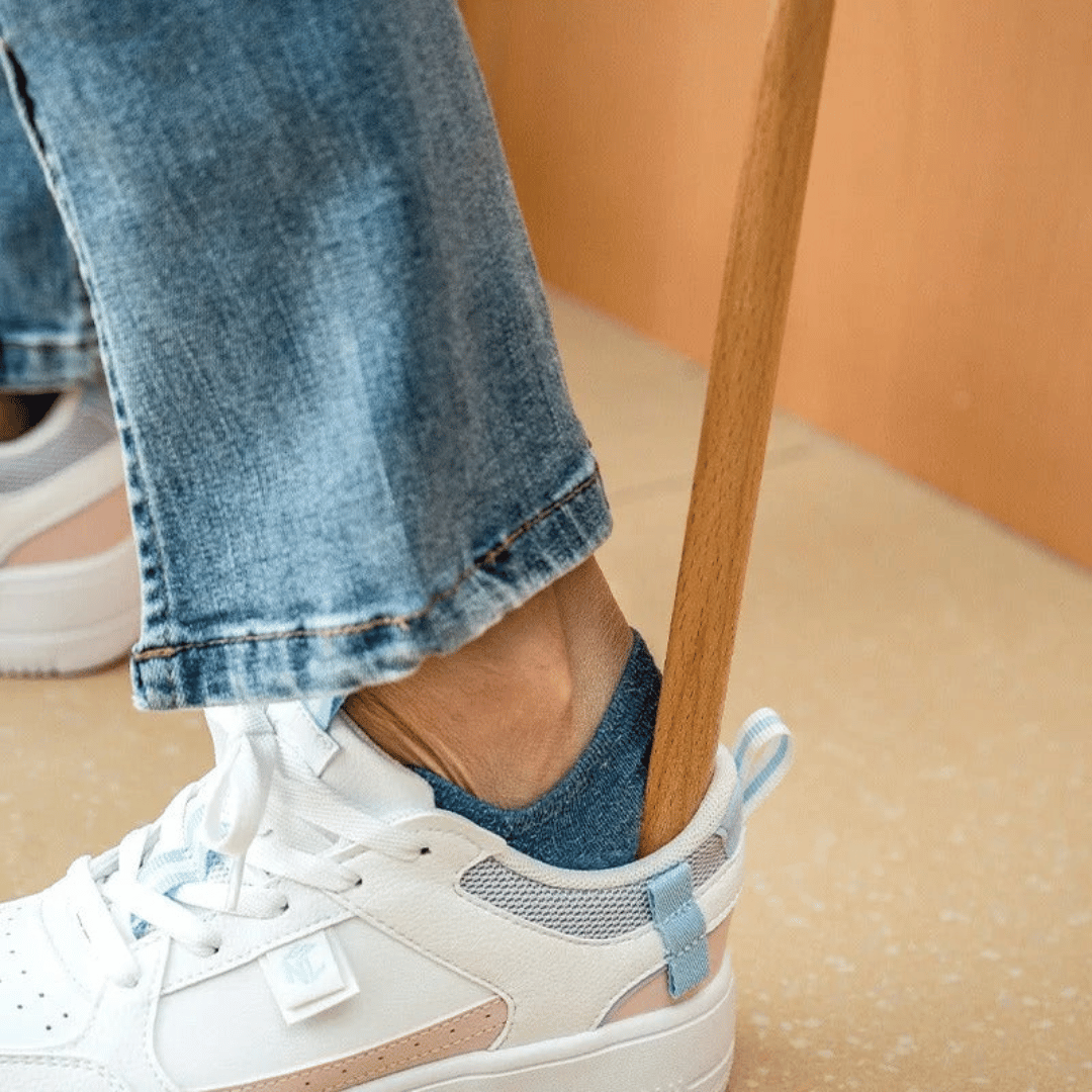 CALVYRA - Magnetic Beechwood Shoehorn for No-Bend Comfort