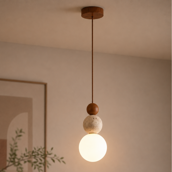 CALYVRA - Lámpara colgante con forma de globo de travertino que llena las estancias de una luz suave